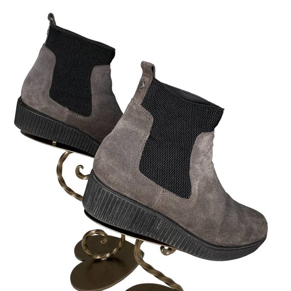 AEROSOLES Shoes - Aerosoles Women’s “Barnstormer” Grey Suede Wedge Booties w/Stretch Sides  8.5M